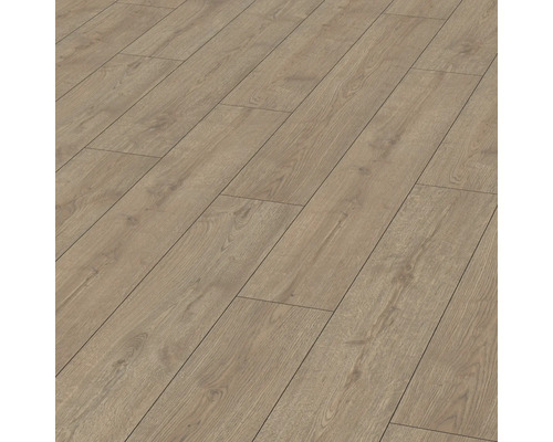 Položená laminátová podlaha s dřevěným vzhledem