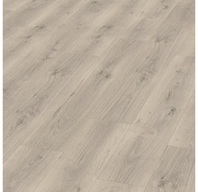 Položená laminátová podlaha s dřevěným vzhledem