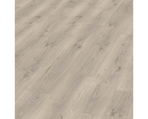 Položená laminátová podlaha s dřevěným vzhledem