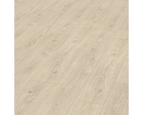 Položená laminátová podlaha se vzhledem dřeva.