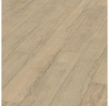 Položená laminátová podlaha s dřevěným vzhledem