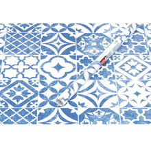 Dekorační fólie s modrobílým vzorem dlaždic a role dekorační fólie