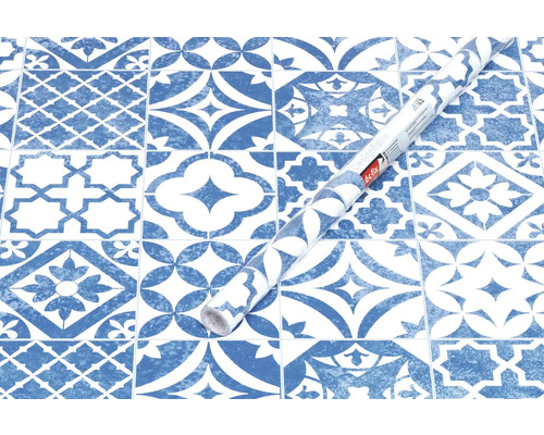 Dekorační fólie s modrobílým vzorem dlaždic a role dekorační fólie