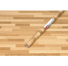 Role designové fólie se vzhledem dřeva na dřevěné podlaze