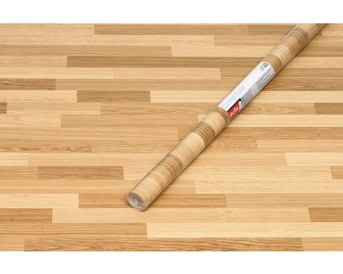 Role designové fólie se vzhledem dřeva na dřevěné podlaze