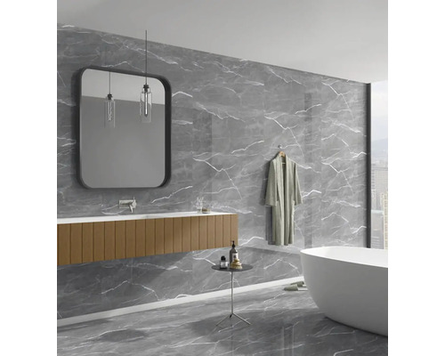 Moderní koupelna s šedými mramorovými obklady, umyvadlem a vanou