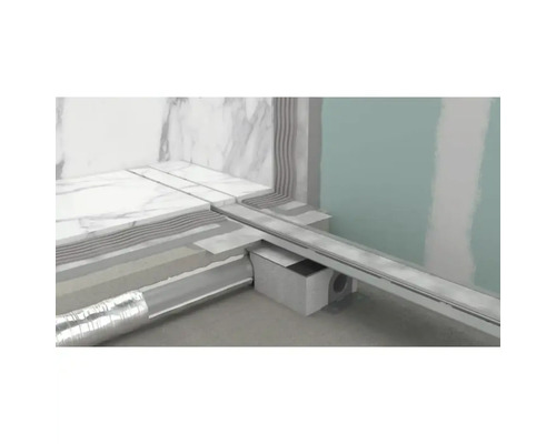 Průřez sprchy v úrovni podlahy se sprchovým žlabem a odtokovým systémem