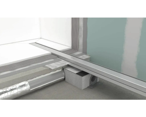 Sprchový kout v úrovni podlahy s odtokovým žlabem a odpadní trubkou v koupelně.