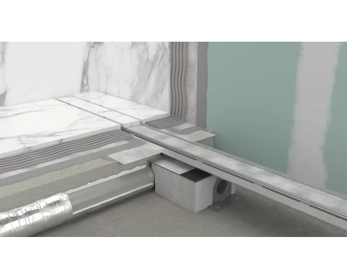 Koupelnová scéna s podlahovou vpustí a instalačními prvky