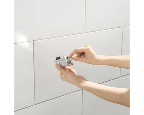 Instalace magnetického dveřního dorazu na obkládanou zeď.