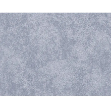 Detail šedého koberce s melírovanou texturou.