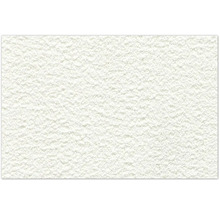 Detail bílého omítkového povrchu s hrubou texturou.