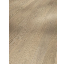 Položená světlá dřevěná podlaha v interiéru.