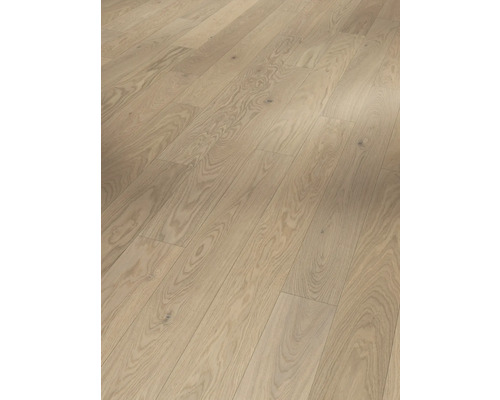 Položená světlá dřevěná podlaha v interiéru.