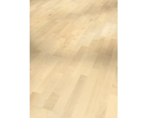 Světlá dřevěná podlaha v interiéru