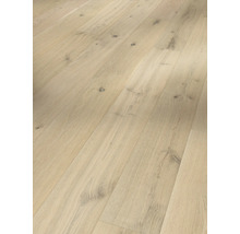 Světlá dubová parketová podlaha s přírodní kresbou dřeva