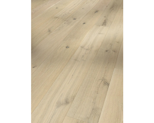 Světlá dubová parketová podlaha s přírodní kresbou dřeva