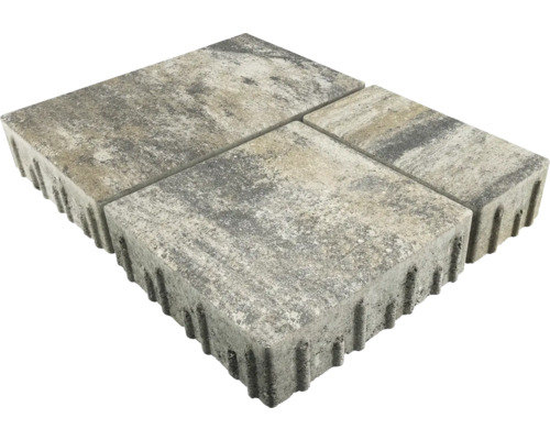 Čtyři šedé betonové dlažební kostky