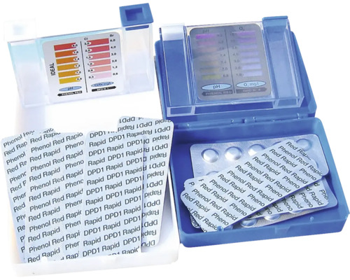 Sada pro testování vody v bazénu s tabletami a barevnou stupnicí pro stanovení hodnoty pH