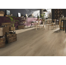 Světlá dřevěná podlaha v jídelně s dřevěným stolem a bednami na víno