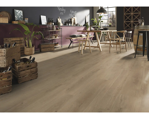 Světlá dřevěná podlaha v jídelně s dřevěným stolem a bednami na víno