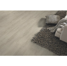 Světlá podlaha s dřevěným vzorem, koberec, polštář a pohovka pro interiérový design