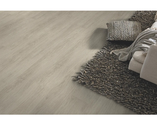 Světlá podlaha s dřevěným vzorem, koberec, polštář a pohovka pro interiérový design