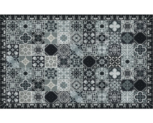 Koberec se vzorem dlaždic a ozdobným okrajem