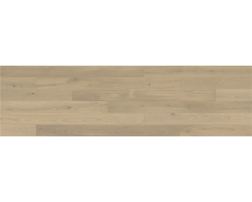 Světlá prkna venkovského domu z dubového dřeva