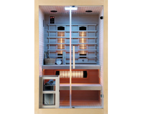 Vnitřní pohled na saunu s dřevěným interiérem, infračervenými zářiči a skleněnou přední stranou