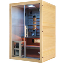 Dřevěná sauna se skleněnými dveřmi a vnitřním vybavením