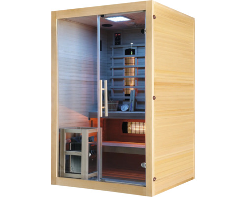 Dřevěná sauna se skleněnými dveřmi a vnitřním vybavením