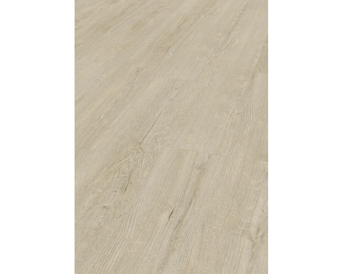 Detail laminátové podlahy s dřevěným vzhledem.