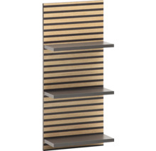 Nástěnná police s dřevěným panelem a třemi policemi