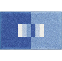 Modrý koberec s geometrickým vzorem