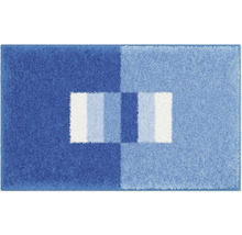 Modrý koberec s geometrickým vzorem