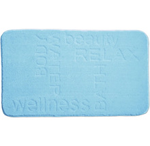 Světle modrá koupelnová rohož se slovy krása, relaxace, požitek a wellness