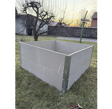 Plastový vyvýšený záhon na zahradě.