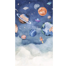 Ilustrace planet, hvězd, vesmírných lodí a rakety na pozadí s mraky