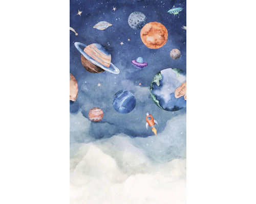 Ilustrace planet, hvězd, vesmírných lodí a rakety na pozadí s mraky