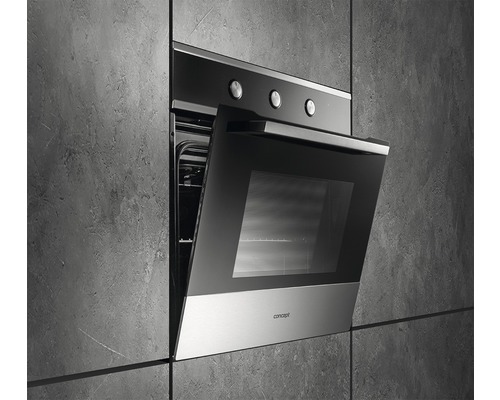 Vestavná trouba s otevřenými dvířky