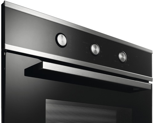 Detailní pohled na troubu s otočnými knoflíky a rukojetí