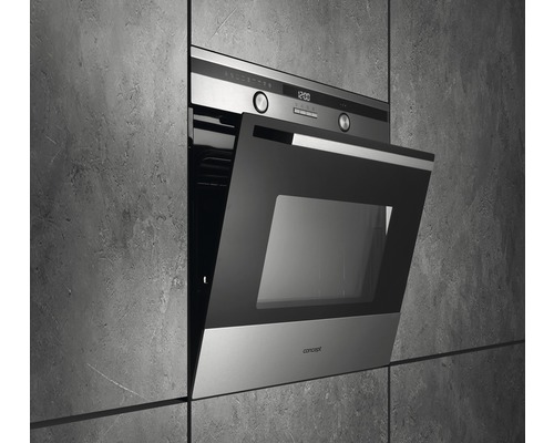 Trouba s otevřenými dvířky v šedé kuchyni