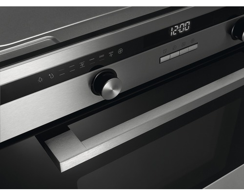 Detailní záběr trouby s digitálním displejem a otočným knoflíkem