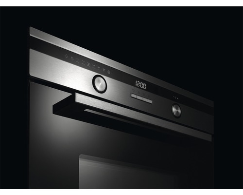 Detailní pohled na troubu s digitálním displejem a ovládacími knoflíky