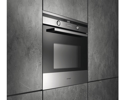 Vestavná trouba s digitálním displejem v moderní kuchyni