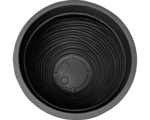 Pohled dovnitř kulatého květináče z plastu