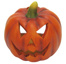 Halloweenský svícen ve tvaru dýně s vyřezávaným obličejem