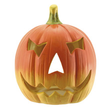 Halloweenská dýňová dekorace s děsivými výrazy obličeje.