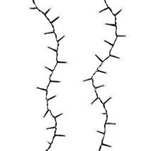 Dva světelné řetězy s teplými bílými světly na transparentním pozadí